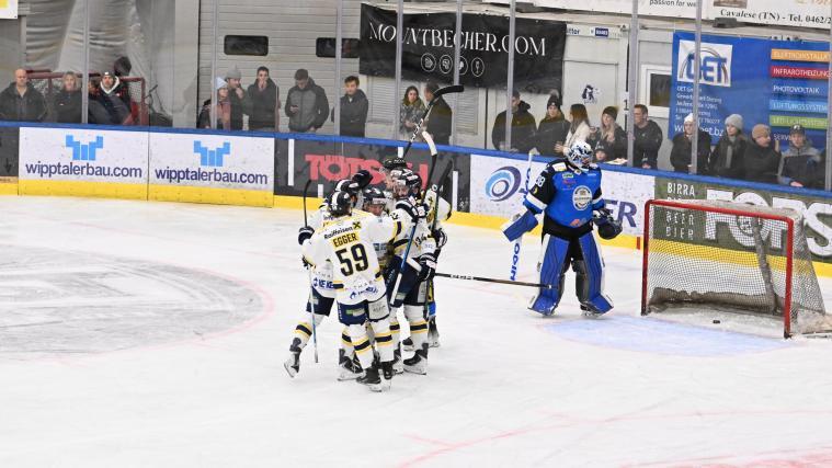 Die Zeller Eisbären jubeln in der Weihenstephan Arena. © Oskar Brunner