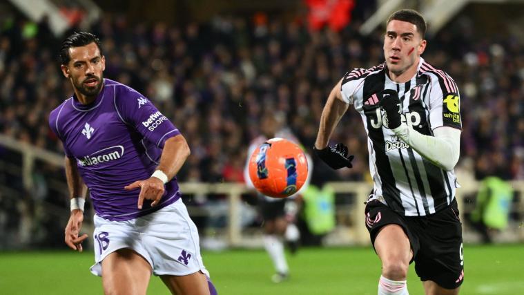 Dusan Vlahovic (r./im Duell mit Pablo Mari) musste sich in Florenz einiges anhören. © APA/afp / ALBERTO PIZZOLI