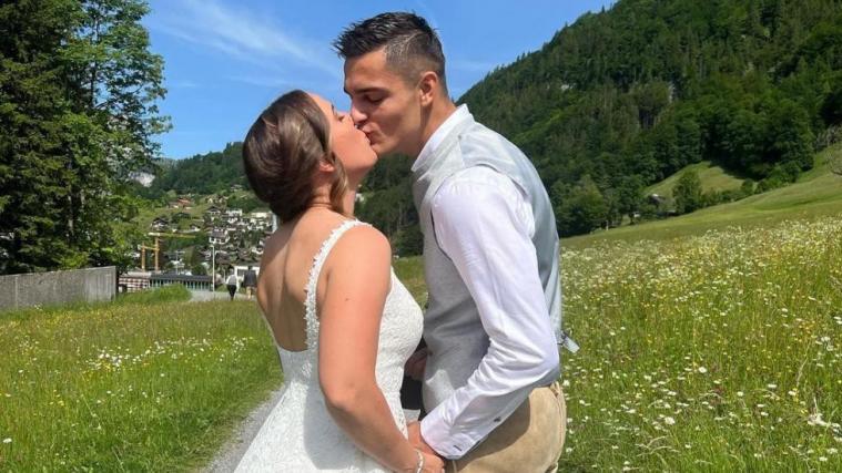 Ein Biathlon-Liebespaar hat Grund zur Freude.