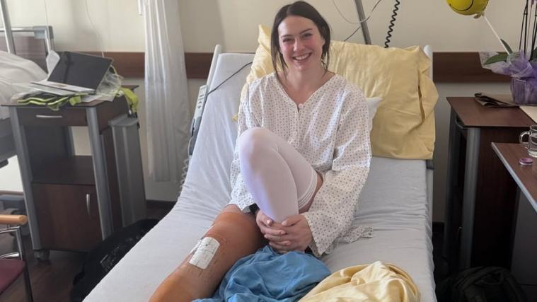 Eine Top-Slalomläuferin grüßt vom Krankenbett.