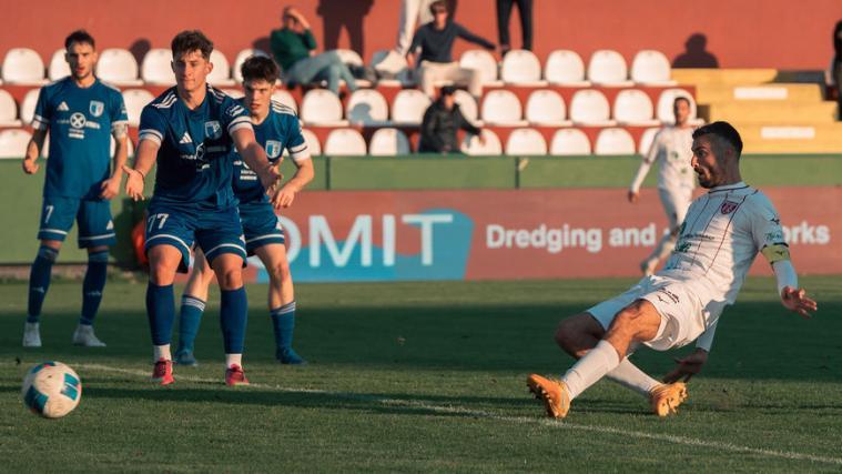 Ex-FCS-Profi Riccardo Bocalon trifft zum 2:0. Die Obermaiser Edoardo Ghiotti, Alex Loncini und Alexander Gander schauen zu. © Davide Boggian