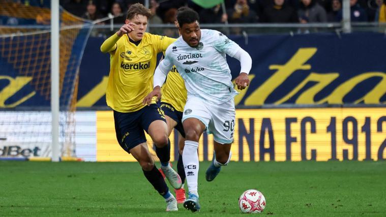 FCS-Stürmer Raphael Odogwu hat in Modena  einen schwierigen Stand. © FC Südtirol