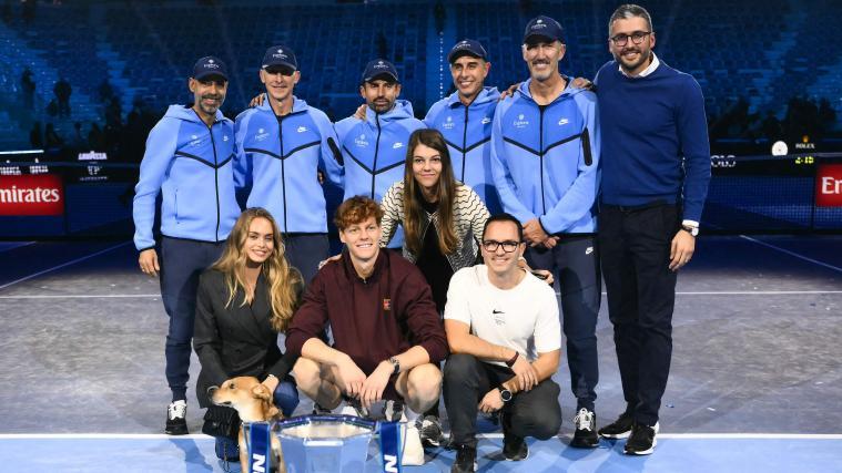Snoopy the dog couldn't be missing from the team photo. © APA/afp / MARCO BERTORELLO