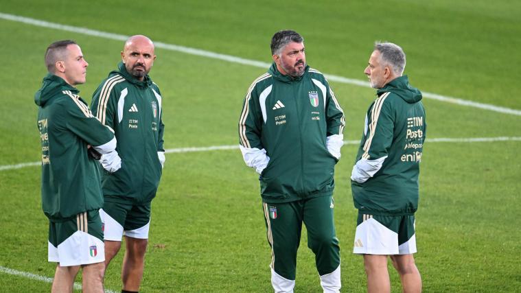 Italiens Nationaltrainer Gennaro Gattuso (2.v.r.) hat große Sorgen. © ANSA / CLAUDIO GIOVANNINI