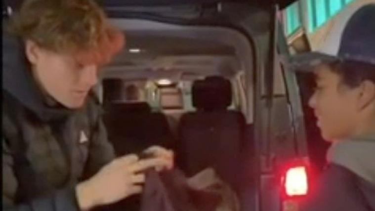 Jannik Sinner spontaneously had a gift ready.