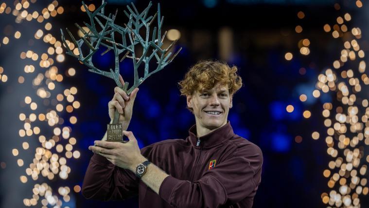 Jannik Sinner strahlt in die Kamera. © ANSA / CHRISTOPHE PETIT TESSON