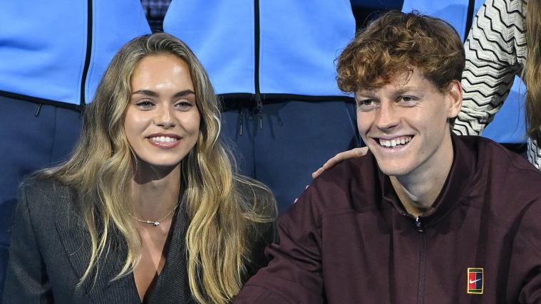 Jannik Sinner und seine Freundin Laila Hasanovic zog es ins Warme. © ANSA / Alessandro Di Marco / z63