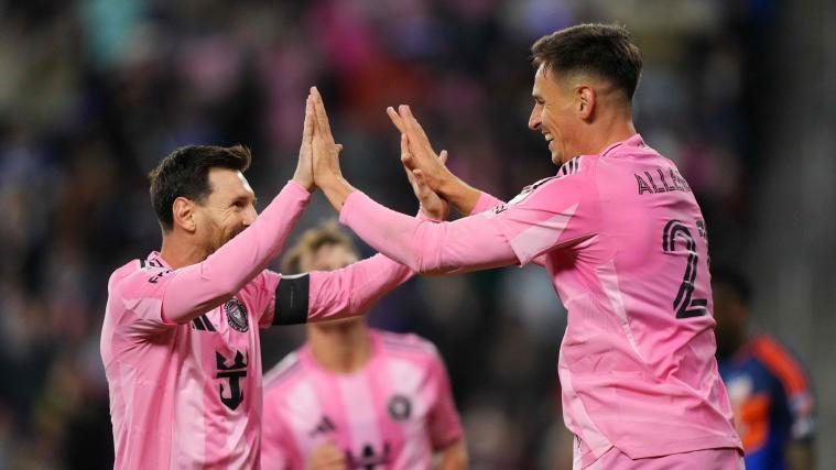 Lionel Messi und Tadeo Allende jubeln über den Einzug in das Playoff-Halbfinale. © APA / CHRIS CARTER