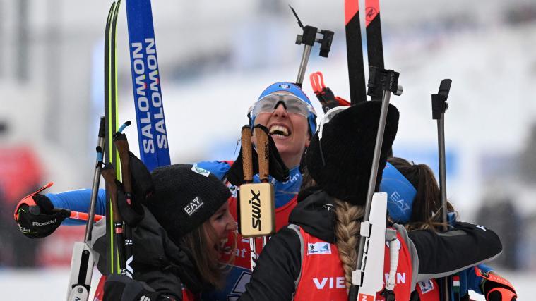 Lisa Vittozzi (oben) feiert ihr Weltcup-Comeback in der Damen-Staffel. © APA/afp / CHRISTOF STACHE