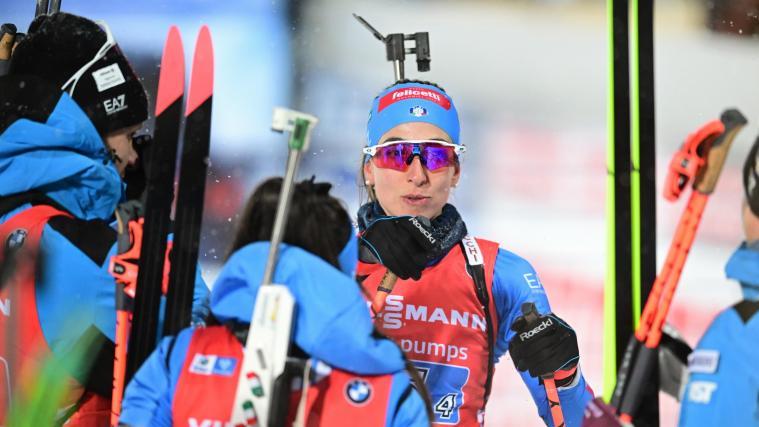 Lisa Vittozzi wurde von Tommaso Giacomel, Dorothea Wierer und Lukas Hofer im Ziel empfangen. © ANSA / Hanna Brunlöf/TT