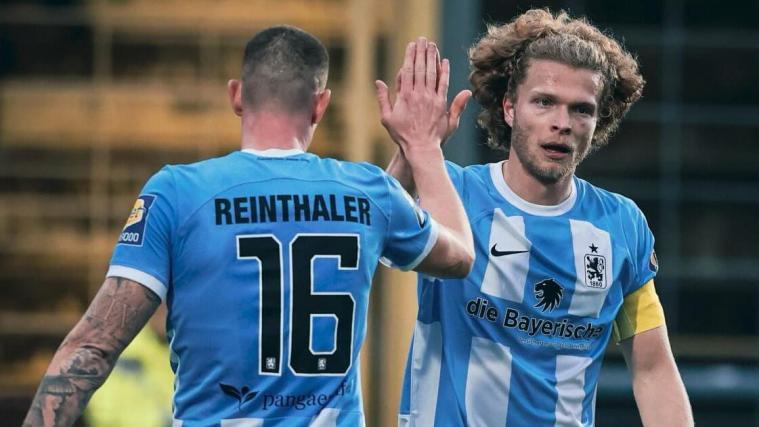 Max Reinthaler (links) gab sein Startelf-Comeback für 1860. © 1860 München