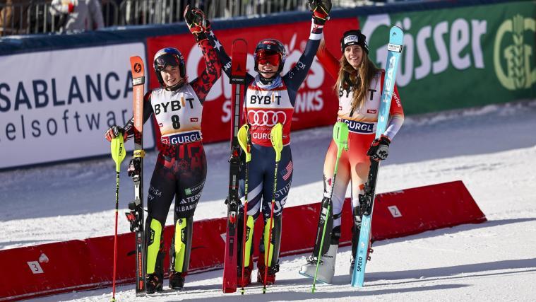 Mikaela Shiffrin siegte vor Lara Colturi (links) und Camille Rast. © ANSA / ANNA SZILAGYI