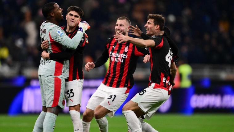 Milan feiert den Derbysieg. © APA/afp / MARCO BERTORELLO