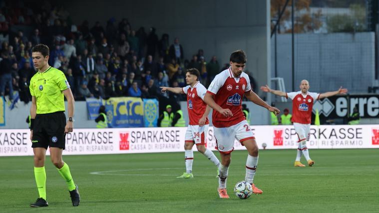 Niccoló Turrini aus Florenz (links)  leitete das Spiel zwischen dem FC Südtirol und Carrarese.