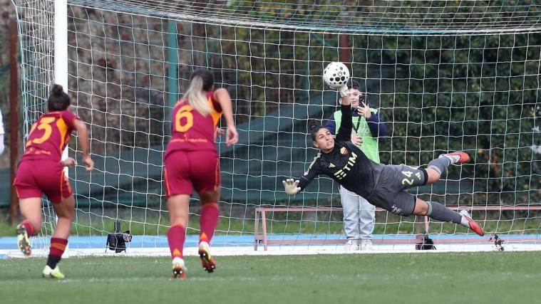Roma-Torfrau Rachele Baldi hält den Elfmeter von Nadine Nischler.