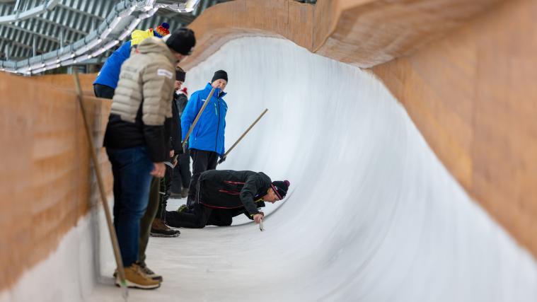 Seit Wochen wird an der Bahn in Igls getüftelt – bislang vergebens. © APA / EXPA/JOHANN GRODER