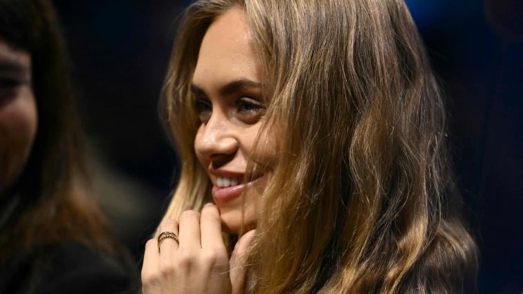 Sinner's girlfriend, Laila Hasanovic, watched the match from the stands. © APA/afp / MARCO BERTORELLO