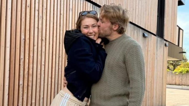 Ski-Traumpaar ist verliebt.