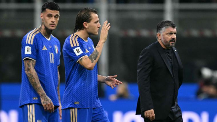 Unter Pfiffen schlichen Gianluca Scamacca, Mateo Retegui und Gennaro Gattuso nach der Partie vom Rasen. © APA/afp / STEFANO RELLANDINI