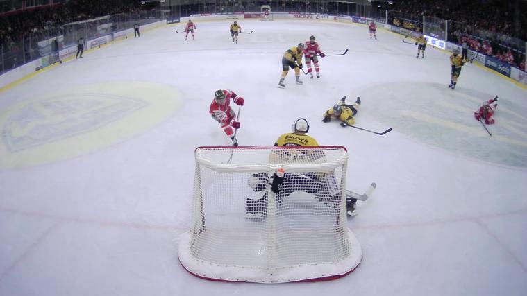 This South Tyrolean ICE hockey derby between HCB Südtirol Alperia and HC Falkensteiner Pustertal will be talked about for a long time to come. After a balanced opening period, the Foxes put on a dazzling display, while the Wolves lost all their teeth and delivered a truly terrifying Halloween performance. The whole thing was topped off by a sold-out arena in Bolzano. The highlights of the game are available in the video. © stol