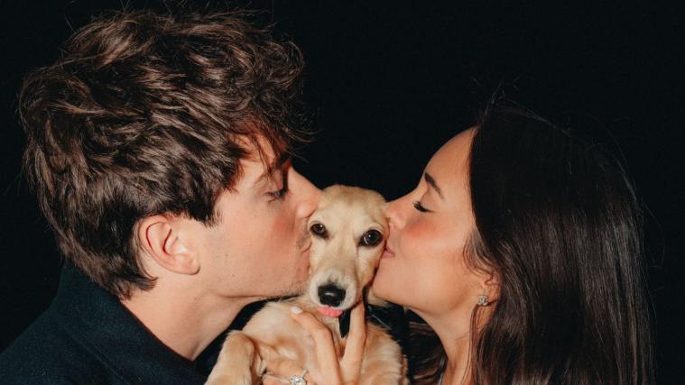 Viel Liebe auf einem Bild (v.l.): Ferrari-Pilot Charles Leclerc, Hund Leo und Leclercs Freundin Alexandra Saint Mleux. © Soziale Medien