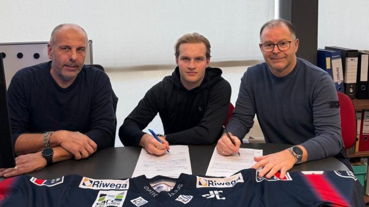 Viktor Eriksson bei der Vertragsunterschrift mit Sportdirektor Paolo Bonazzo und Präsident Karl Pichler.