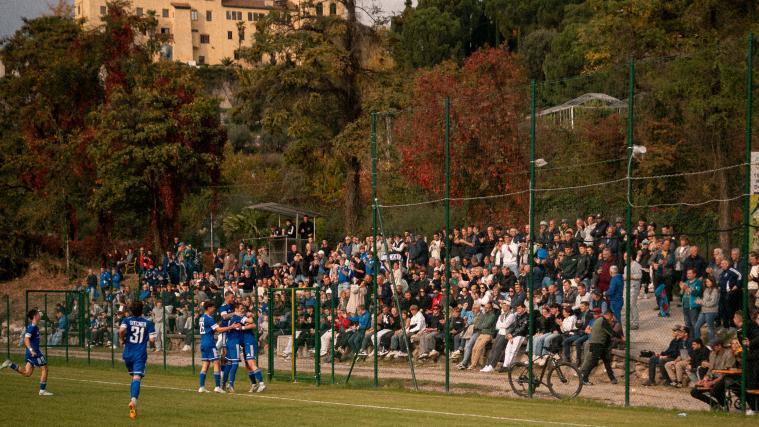 Vor herrlicher Kulisse – Zuschauer und Schloss Trauttmansdorff einbegriffen – will Obermais wieder Grund zum Jubeln haben. © P. Schwienbacher
