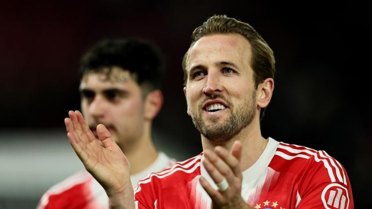 Bayerns Harry Kane (vorne) freute sich über einen Dreierpack. © ANSA / RONALD WITTEK