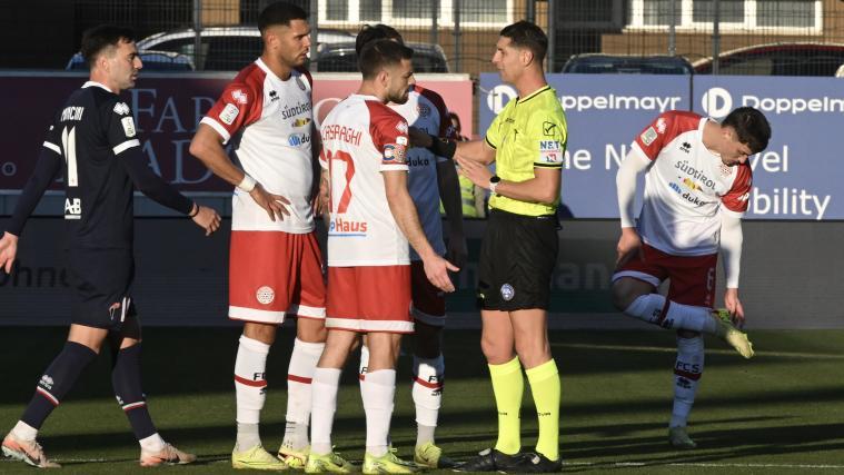 Die FCS-Spieler diskutieren mit Schiedsrichter Giuseppe Collu, der Simone Tronchin (nicht im Bild) die Rote Karte gezeigt hat. © DLife