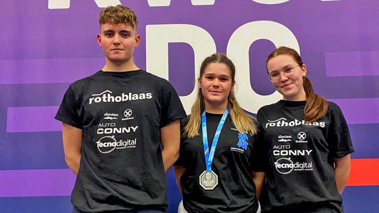 The young Taekwondo athletes from ASV Zadra-fighting/rothoblaas with (from left) David Dissertori, Italian vice-champion Anna Datz and Greta Lang.