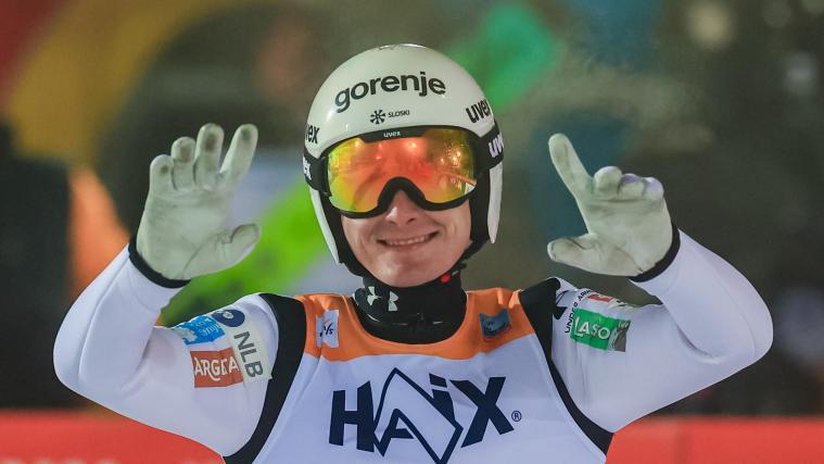 Domen Prevc freut sich über seinen Sieg. © ANSA / MARTIN DIVISEK