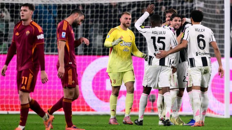 Enttäuschung bei den Roma-Profis, Jubel bei den Juve-Spielern. © APA/afp / MARCO BERTORELLO
