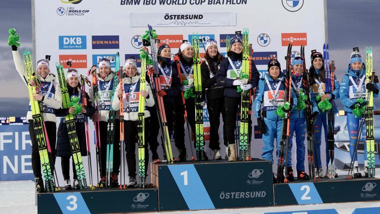 Gaben in der Damenstaffel den Ton an: Die Biathletinnen aus Frankreich (links), gefolgt von den „Azzurre mit Dorothea Wierer (Vierte von links) und Hannah Auchentaller (ganz rechts). © APA/afp / BJORN LARSSON ROSVALL