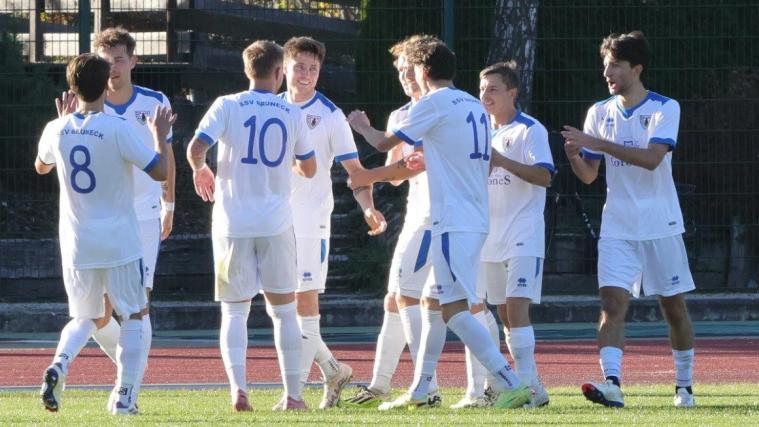 Großer Jubel bei den Spielern des SSV Bruneck. © Laner
