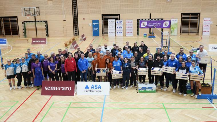 Gruppenfoto aller zehn teilnehmenden Mannschaften in der Kalterer Dreifach-Turnhalle. © M. Ferrario