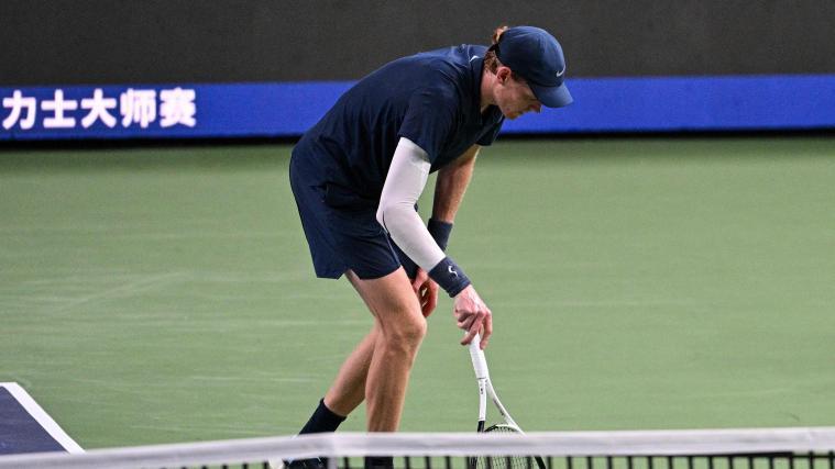 Jannik Sinner musste im Oktober beim Hitze-Turnier in Shanghai aufgeben. © APA/afp / HECTOR RETAMAL