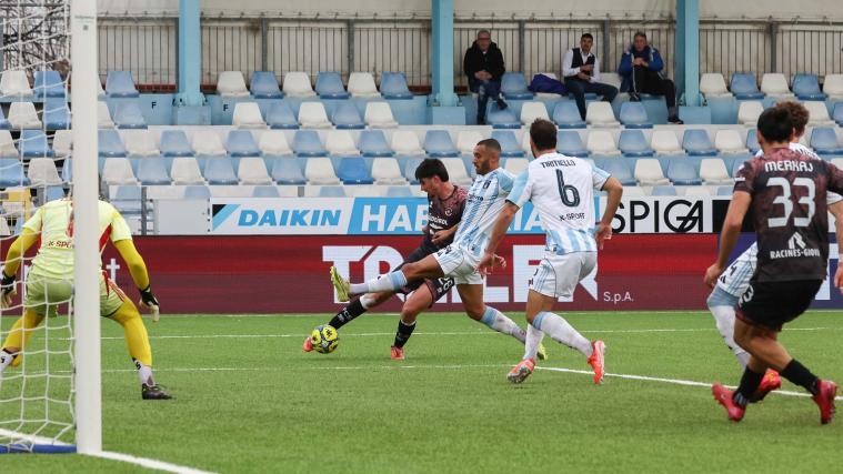 Können Raphael Kofler (am Ball) und der FC Südtirol das Match noch drehen? © FC Südtirol