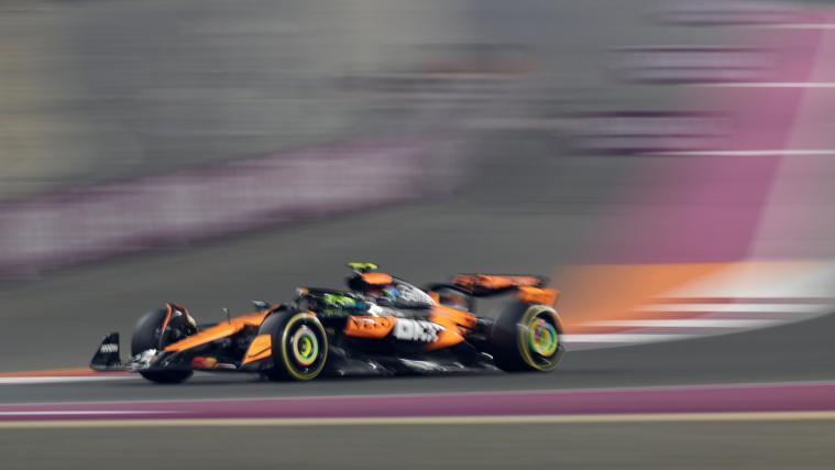Lando Norris geht als WM-Favorit in das letzte Rennen. © ANSA / ALI HAIDER