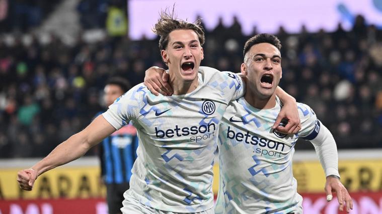 Lautaro Martinez (rechts) sorgte für den entscheidenden Treffer. © APA/afp / ISABELLA BONOTTO