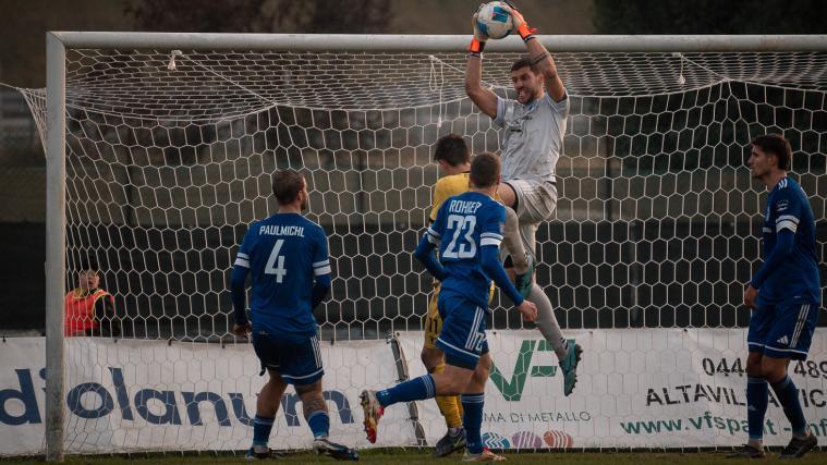 Obermais-Tormann Luca Tenderini parierte einen Elfmeter. © P. Schwienbacher