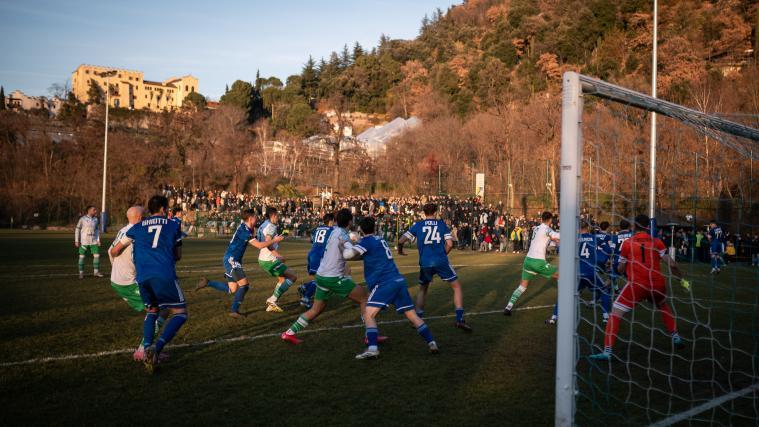 Prächtige Kulisse: Der FC Obermais spielte zu Hause auf der Lahn immer vor vollen Tribünen. © P. Schwienbacher (3)