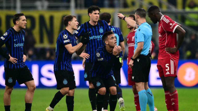 Schiedsrichter Felix Zwayer zeigt auf den Punkt – eine spielentscheidende Szene. © APA/afp / MARCO BERTORELLO