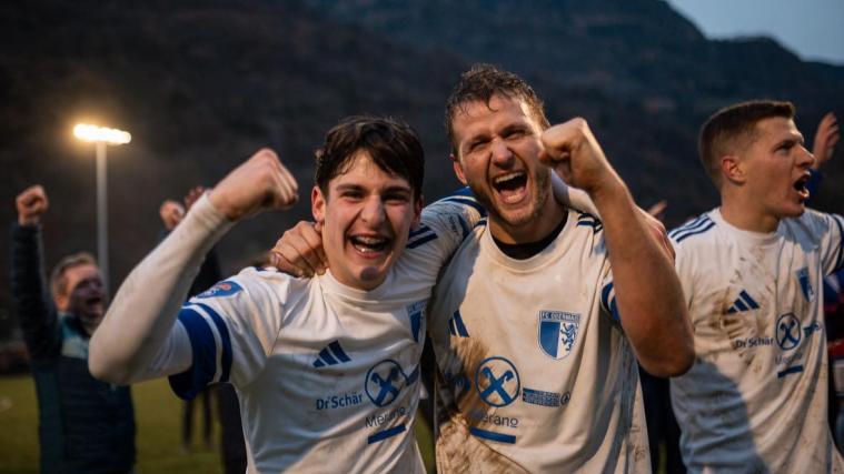 Sind von der 2. Amateurliga bis in die Serie D gekommen: Tizian Stecher, Marco Paulmichl und Oliver Rohrer (hinten). © FC Obermais