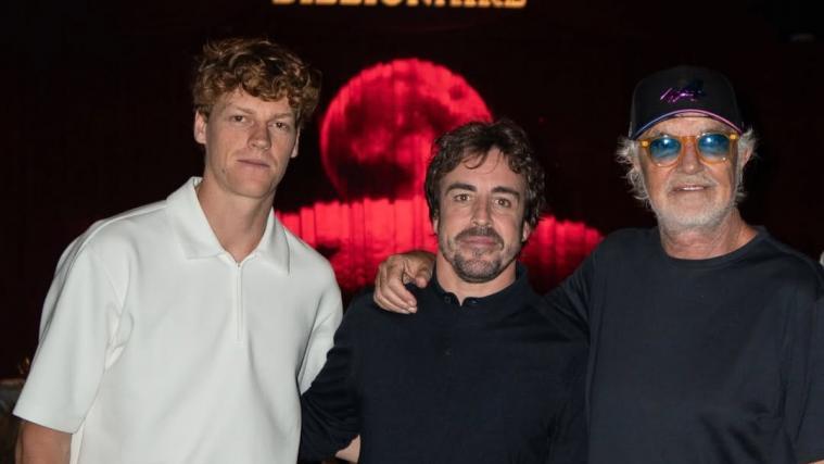 Tennis-Superstar Jannik Sinner mit Fernando Alonso und Flavio Briatore.