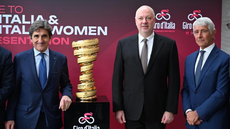Um diesen Pokal geht's beim Giro d'Italia. Im Bild: RCS-Präsident Urbano Cairo (links), Bulgariens Präsident Rosen Zhelyazkov und Sportminister Andrea Aboldi (rechts). © ANSA / MAURIZIO BRAMBATTI