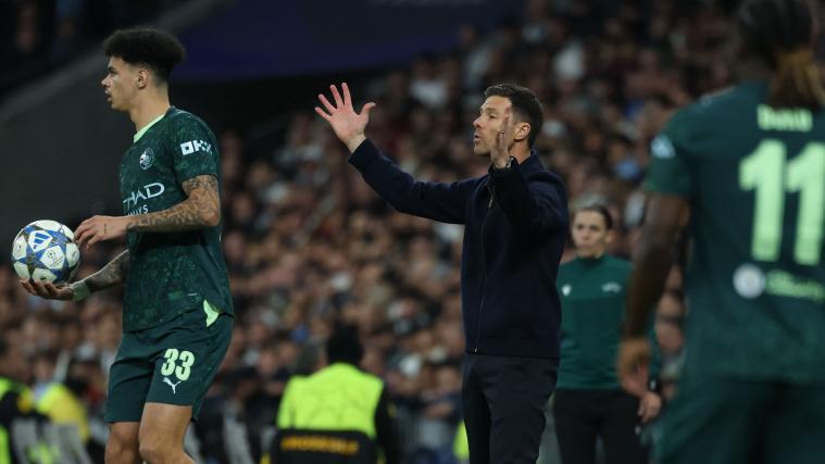 Xabi Alonso (Mitte) steht vor dem Aus bei Real Madrid. © APA/afp / THOMAS COEX