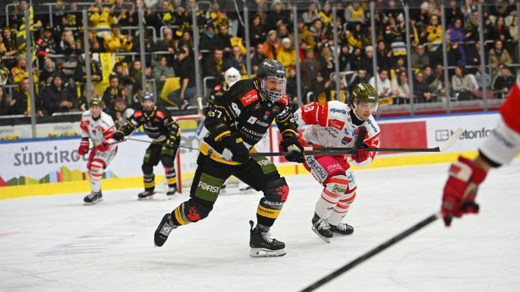 Am Sonntag jagen der HC Pustertal (schwarz) und der HC Bozen (weiß) wieder über das Eis. © HC Pustertal/Iwan Foppa