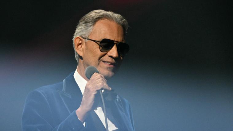 Andrea Bocelli tritt im Rahmen der Olympischen Spiele auf. © APA/AFP / JIM WATSON
