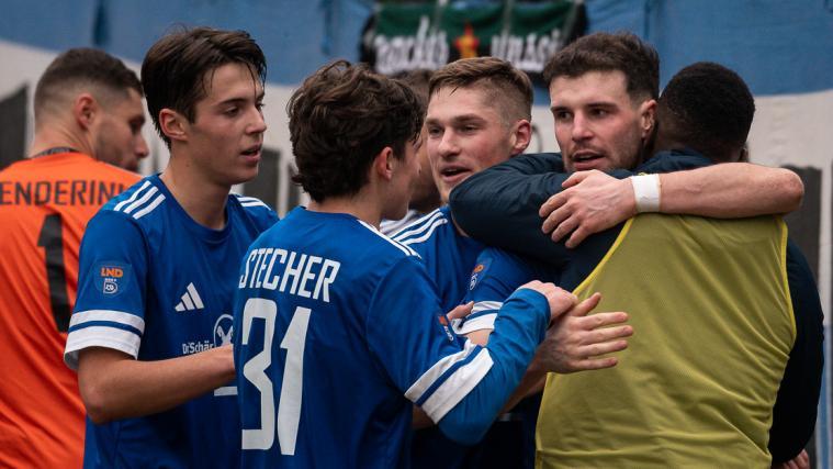 Der Teamgeist soll Obermais zu einem Heimsieg über Portogruaro verhelfen: Luca Tenderini, Samuel Villgrattner, Tizian Stecher, Alex Demetz, Manuel Brusco und Mamadou Ngom (v.l.). © P. Schwienbacher