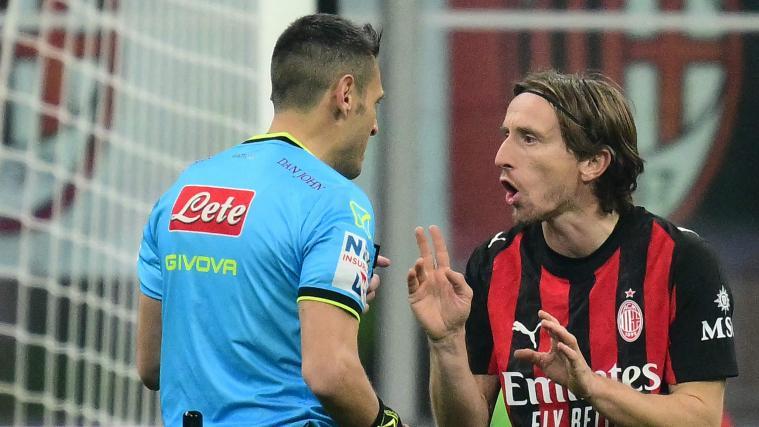 Die Emotionen kochten hoch, hier diskutiert Milan-Star Luka Modric mit dem Referee. © APA/afp / STEFANO RELLANDINI